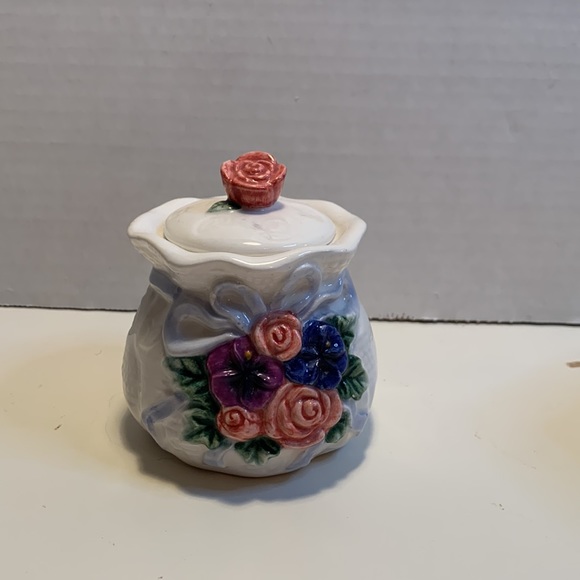 Vintage floral relief tea pot & sugar bowl with roses and blue ribbon - Picture 2 of 7